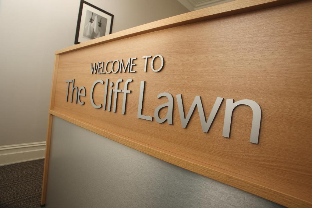 Cliff Lawn Hotel ลีดส์ ภายนอก รูปภาพ