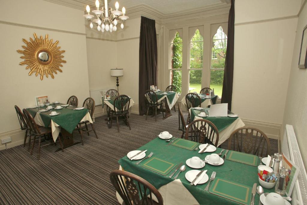 Cliff Lawn Hotel ลีดส์ ภายนอก รูปภาพ